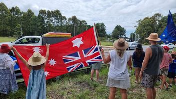 Vaccinpassmotståndare demonstrerar vid vägkanten när ”Convoy to Canberra” passerade. Foto: Facebook