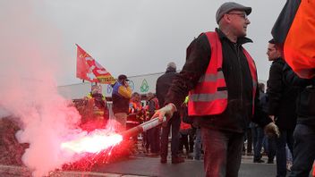 Strejkande franska arbetare utanför Totals oljedepå. Foto: Michel Spingler/AP/TT