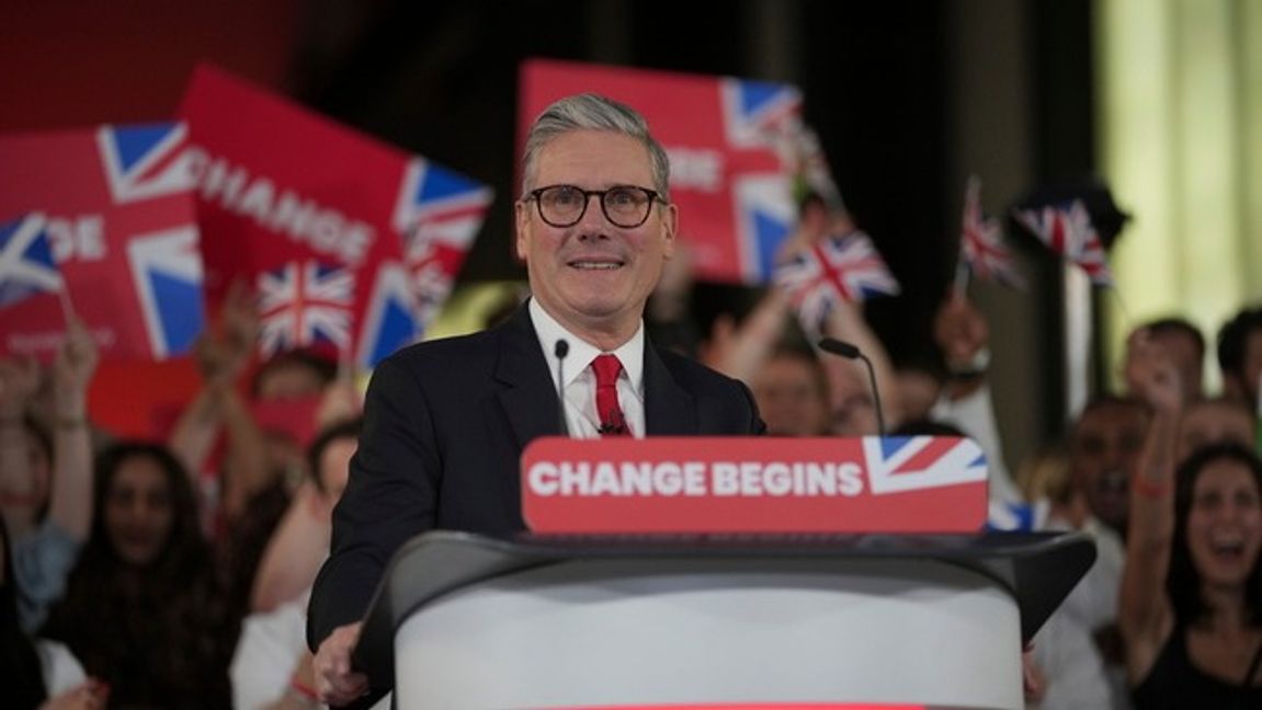 Labourledaren Keir Starmer segertalar i London. Foto: KIN CHEUNG/AP/TT