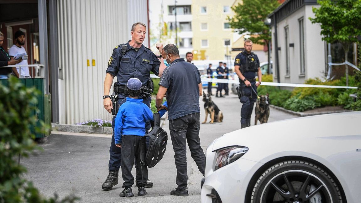 En man sköts ihjäl i Husby i nordvästra Stockholm på måndagseftermiddagen. Foto: TT.