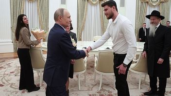 Vladimir Putin skakar hand med Alexander Trufanov. Bild: Sofia Sandurskaya, Sputnik, Kremlin Pool Photo via AP