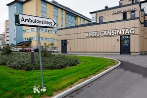 Blommor och ljus utanför ambulanssjukvården i Hudiksvall efter dödsfallet i helgen. Bild från i söndags. Foto: Mats Andersson/TT