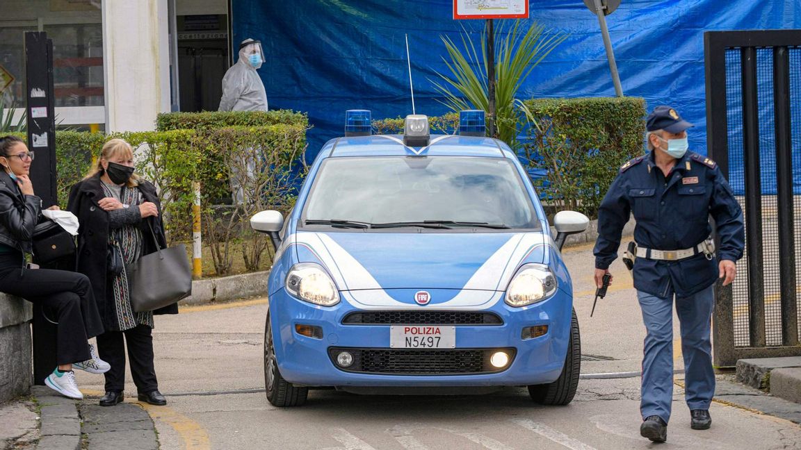 Polisbil i Napoli, Italien. Foto: Alessandro Pone/AP/TT