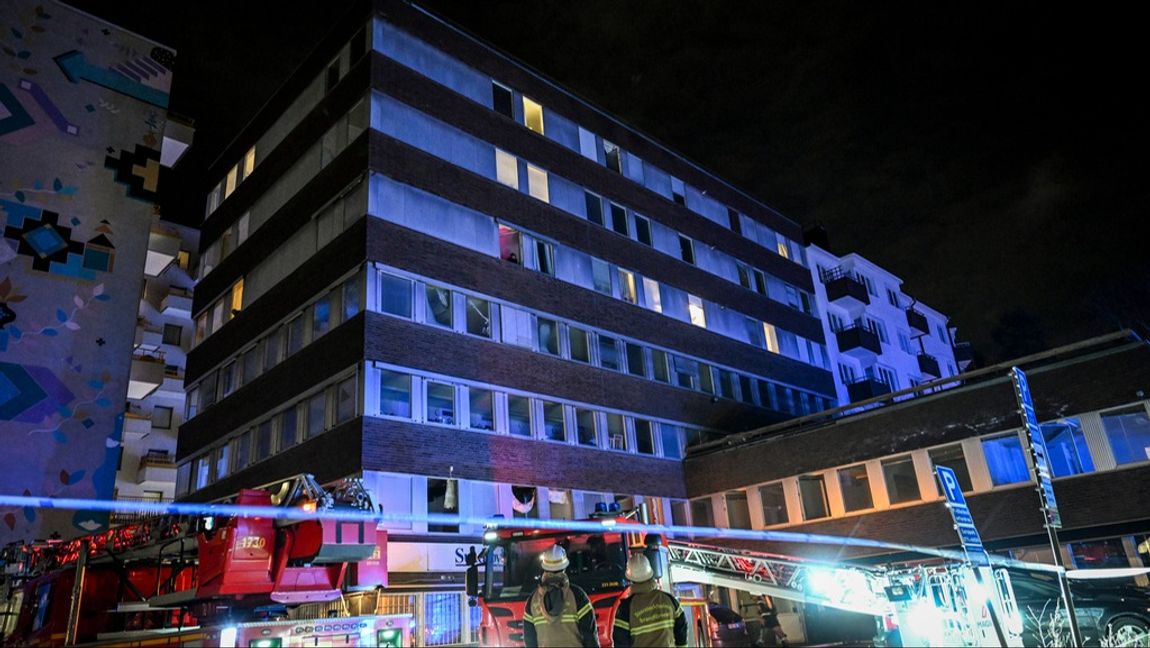 Räddningstjänsten på plats där en brand utbröt i ett flerfamiljshus norr om Stockholm. Foto: FREDRIK SANDBERG/TT