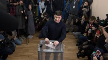 Blivande president Volodymyr röstar inför ett stort pressuppbåd i den första presidentvalsomgången den 31 mars 2019, senaste gången ett presidentval kunnat hållas i Ukraina. Foto: AP Photo/Emilio Morenatti