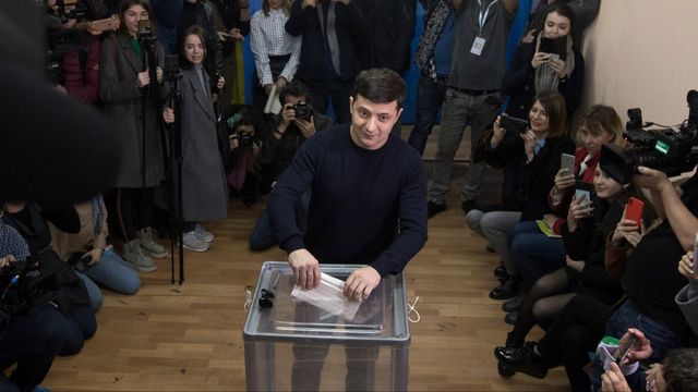 Blivande president Volodymyr röstar inför ett stort pressuppbåd i den första presidentvalsomgången den 31 mars 2019, senaste gången ett presidentval kunnat hållas i Ukraina. Foto: AP Photo/Emilio Morenatti