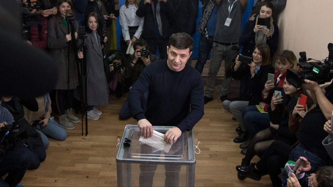 Blivande president Volodymyr röstar inför ett stort pressuppbåd i den första presidentvalsomgången den 31 mars 2019, senaste gången ett presidentval kunnat hållas i Ukraina. Foto: AP Photo/Emilio Morenatti