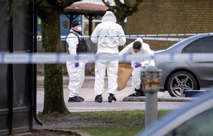 Kriminaltekniker arbetar på parkeringen vid Adolfsbergs centrum i Helsingborg där den misstänkt gängrelaterade skjutningen ägde rum. Foto: Johan Nilsson/TT