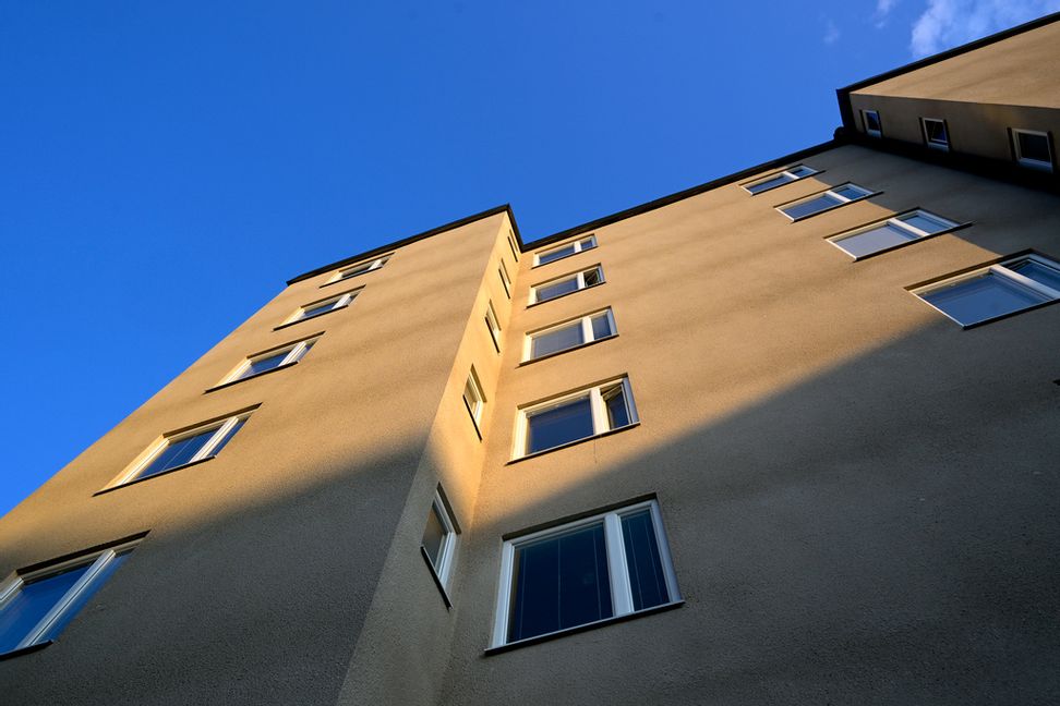 Besittningsskyddet gör det svårt att kasta ut kriminella medlemmar ur en bostadsrättsförening. Arkivbild. Janerik Henriksson/TT