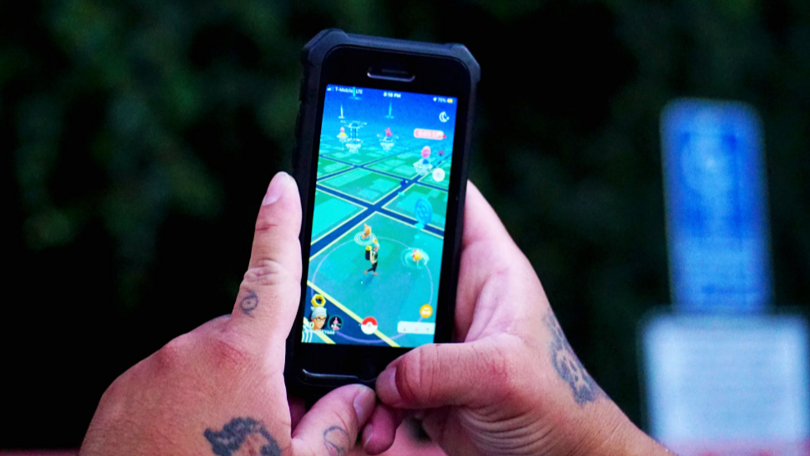 Pokémon Go-spelare bidrog omedvetet till träning av militär AI när de scannande verkliga platser för att samla poäng i spelet. Foto: Pexels