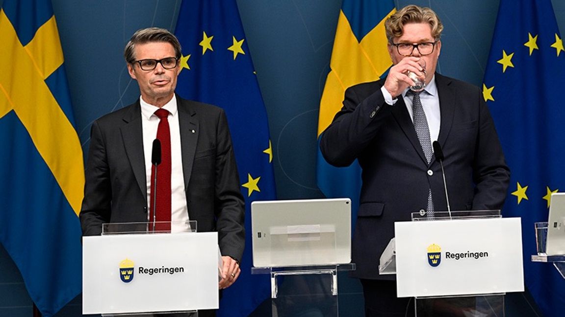 Justitieminister Gunnar Strömmer (M) under pressbriefing tillsammans med Fredrik Hallström (vänster). Foto: Justitieminister Gunnar Strömmer (M) under pressbriefing tillsammans med Fredrik Hallström (vänster).