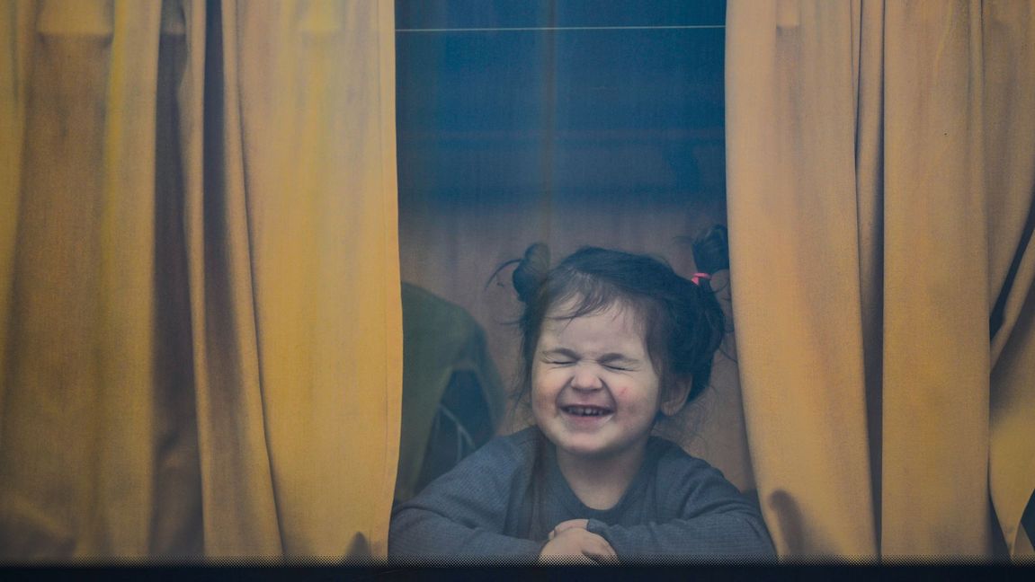 Ett av många barn som tvingats på flykt från Ukraina, fotograferat i en buss i Rumänien. Foto: Andreea Alexandru/AP/TT