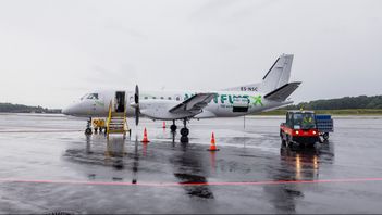 Västflygs flygplan av modell Saab 340 på landningsbanan på Bromma flygplats. Västflyg trafikerar sedan våren 2025 Växjö-Bromma. Arkivbild. Foto: Caisa Rasmussen/TT