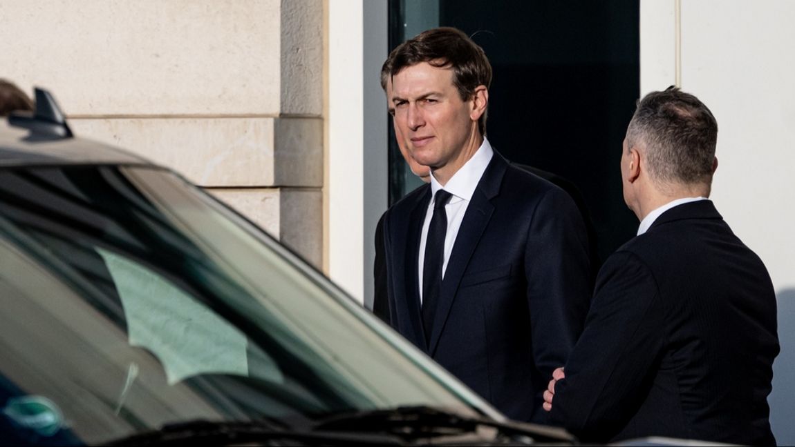 USA:s president Donald Trumps svärson Jared Kushner på väg ut från amerikanska ambassaden i Berlin under måndagen. Foto: Fabian Sommer/dpa via AP/TT