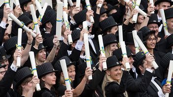Doktorshattar och diplom på rad vid gruppfotograferingen efter promovering i Lunds domkyrka 2017. Bild: Johan Nilsson/TT