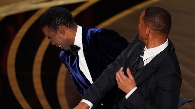 Will Smith slår till kollegan Chris Rock på Oscarsgalans scen. Foto: Chris Pizzello/AP/TT