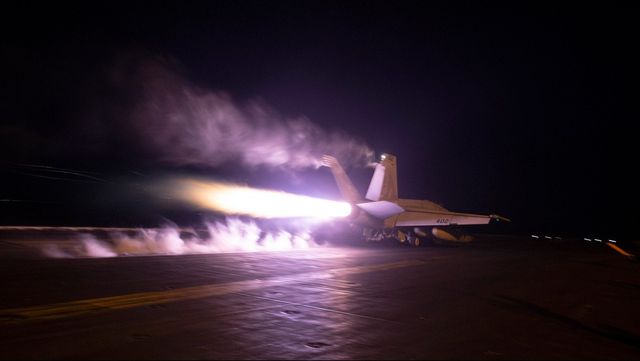 Ett amerikanskt flyg lyfter från ett hangarfartyg på Röda havet i samband med att USA och Storbritannien utförde gemensamma räder mot mål tillhörande Huthirörelsen i januari. Arkivbild. Foto: AP/TT