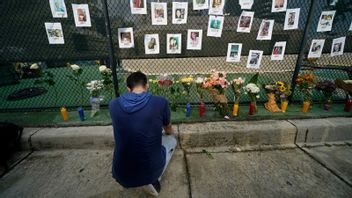 Anhöriga har satt upp bilder på de saknade efter husraset i Surfside, Miami. Foto: Gerald Herbert/AP/TT