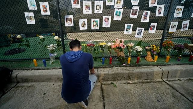 Anhöriga har satt upp bilder på de saknade efter husraset i Surfside, Miami. Foto: Gerald Herbert/AP/TT