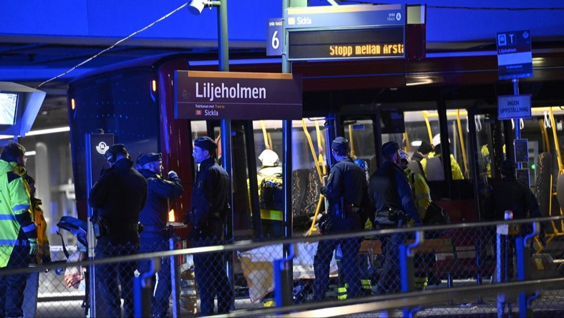Polis, räddningstjänst och ambulans på plats efter att en buss har kört in i en byggnad i Liljeholmen i Stockholm. Foto: Fredrik Sandberg/TT