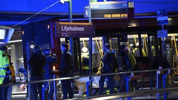 Polis, räddningstjänst och ambulans på plats efter att en buss har kört in i en byggnad vid Liljeholmen i Stockholm. Foto: Fredrik Sandberg/TT
