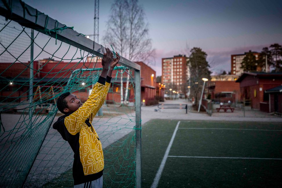 Pettersberg är en av många stadsdelar i Västerås där droghandel sker öppet och tystnadskultur sprider sig. Trettonåriga Ramandan Faysal Omar vill bli polis, även om det inte är populärt. ”Jag vill hjälpa folk.” Foto: Jonas Gratzer.