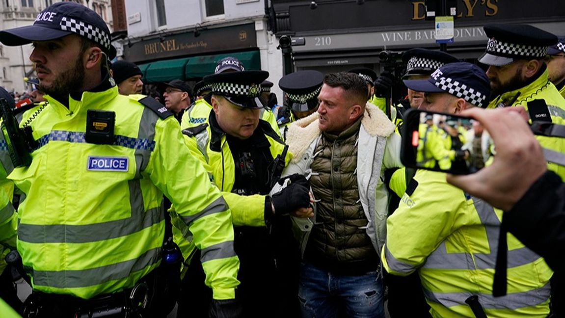 Tommy Robinson när han greps vid en demonstration mot antisemitism i London november 2023. Foto: Alberto Pezzali/AP/TT