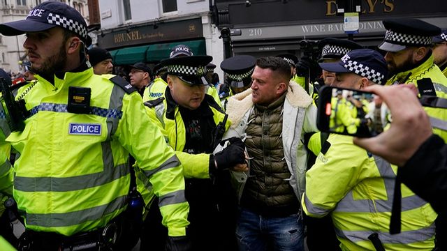 Tommy Robinson när han greps vid en demonstration mot antisemitism i London november 2023. Foto: Alberto Pezzali/AP/TT