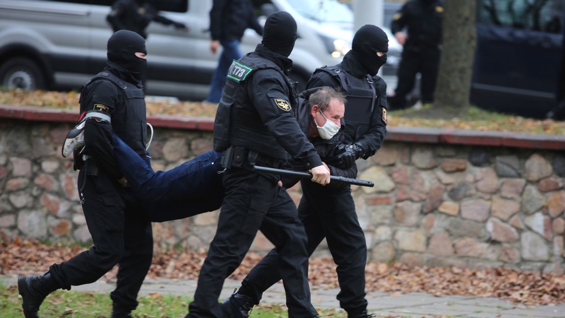 En man bärs iväg i armar och ben vid en demonstration i Minsk, den 1 november i fjol. Arkivbild. Foto: AP/TT.