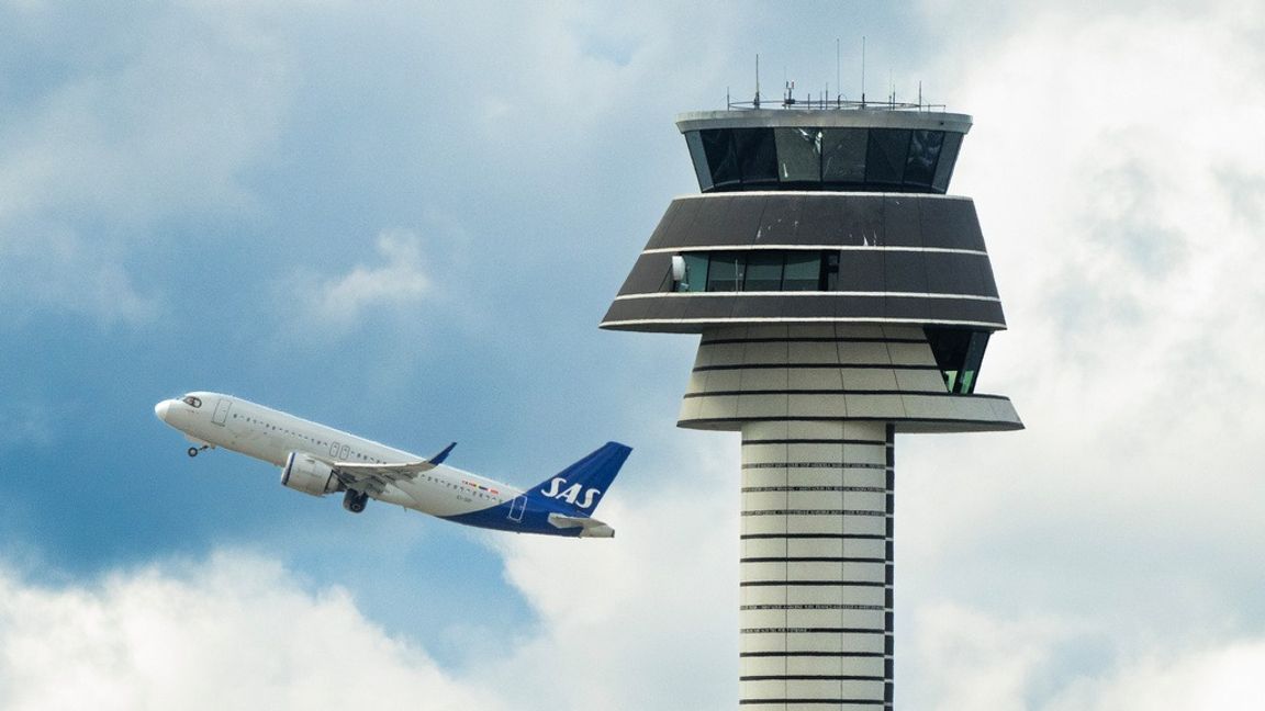 Ett SAS-plan lyfter från Arlanda med flygledartornet i förgrunden. Arkivbild. Foto: Jonas Ekströmer/TT