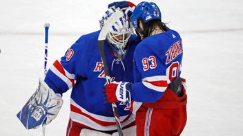 Svenskarna Henrik Lundqvist och Mika Zibanejad i New York Rangers klassiska tröja. Arkivbild. Foto: Kathy Willens/AP/TT