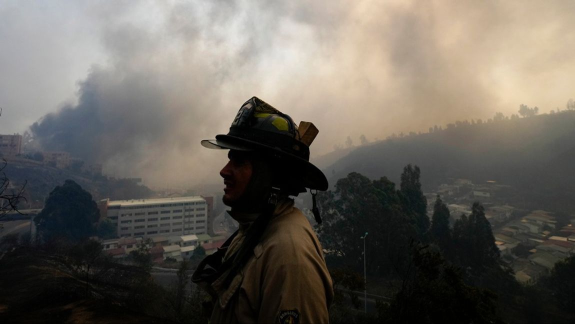 Svåra skogsbränder härjar i Chile. Foto: ESTEBAN FELIX/AP/TT