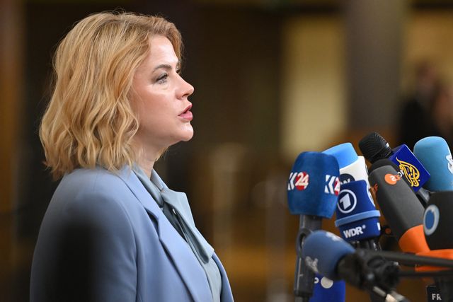 Lettlands premiärminister Evika Silina är emot den nya lagen. Bild från tidigare under hösten. Foto: Harry Nakos/AP/TT