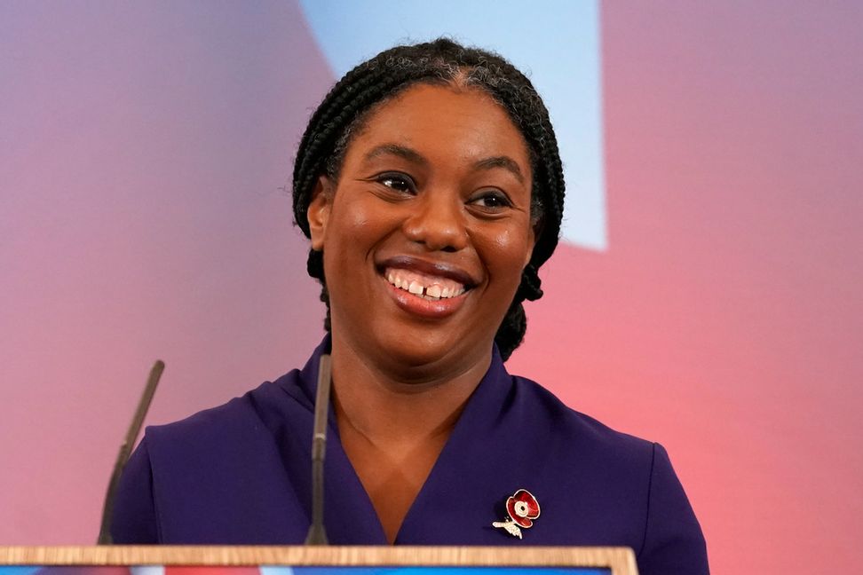 Kemi Badenoch talar på plats i London efter att ha valts till ny ledare för konservativa Tories-partiet i Storbritannien. Foto: Alberto Pezzali/AP/TT