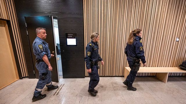 Polis och ordningsvakt på plats utanför säkerhetssalen i Lunds tingsrätt. Foto: Johan Nilsson / TT
