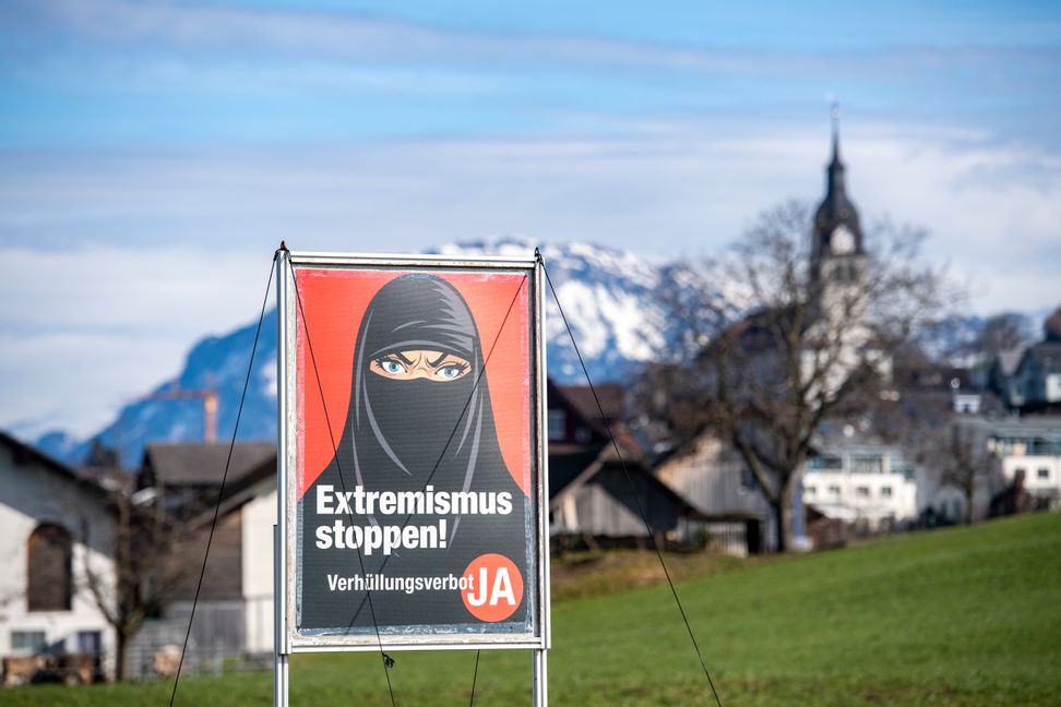 Heltäckande slöja kopplas samman med extremism på förbudssidans affischer. Foto: Urs Flüeler/AP/TT