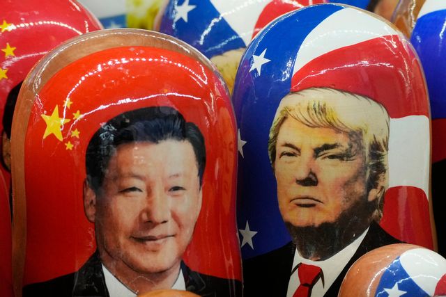 Ryska trädockor av Kinas president Xi Jinping och USA:s president Donald Trump. Arkivbild. Dmitri Lovetsky/AP/TT