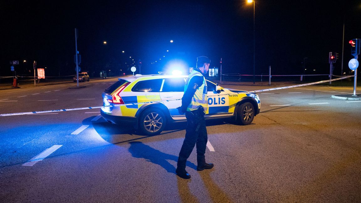 Polis spärrade av vid Sallerupsvägen i Malmö i höjd med Inre Ringvägen natten till söndagen. Foto: Johan Nilsson/TT