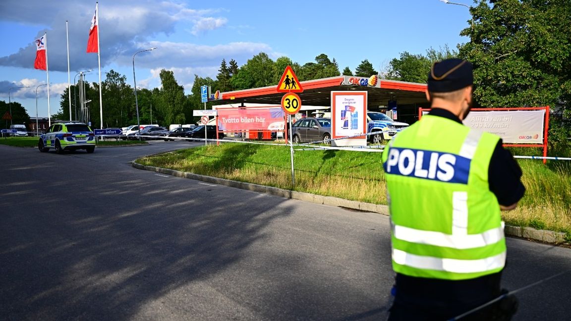 Polisen har spärrat av runt en bensinmack efter att två män har skadats vid en misstänkt skottlossning i området Valsätra i Uppsala på söndagen. Foto: Magnus Lejhall / TT