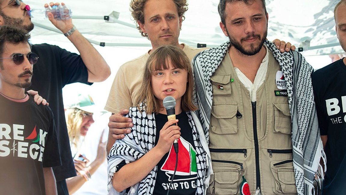 Thiago Avila, till höger om Greta Thunberg, deltog vid Hizbollah-ledaren Hassan Nasrallahs begravningsceremoni i Libanon. Foto: Salvatore Cavalli/AP/TT