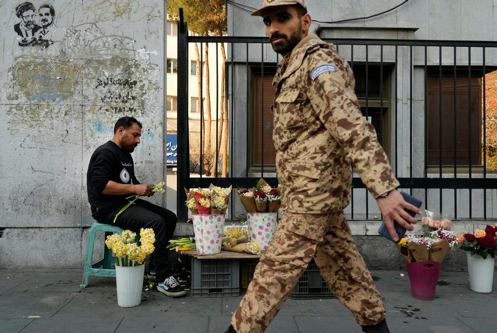 Arkivbild på man från Irans revolutionsgarde i Teheran. Foto: Vahid Salemi/AP/TT