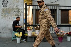 Arkivbild på man från Irans revolutionsgarde i Teheran. Foto: Vahid Salemi/AP/TT