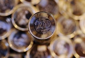 Den ungerska forinten rörde sig inte nämnvärt efter det att Ungerns centralbank sänkt styrräntan. Arkivbild Bela Szandelszky AP/TT