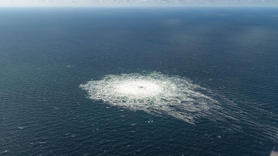 En av gasläckorna i Östersjön. Fotograferad från ett danskt F16-plan. Foto: Danmarks försvarsmakt/TT