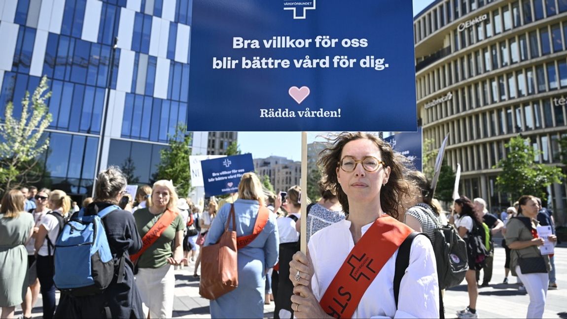 Sjuksköterskan Olga Nilsson demonstrerar utanför Karolinska universitetssjukhuset i Solna, i samband med att vårdstrejken startade. Foto: JESSICA GOW/TT