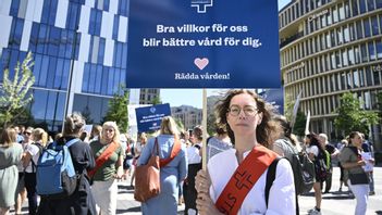 Sjuksköterskan Olga Nilsson demonstrerar utanför Karolinska universitetssjukhuset i Solna, i samband med att vårdstrejken startade. Foto: JESSICA GOW/TT