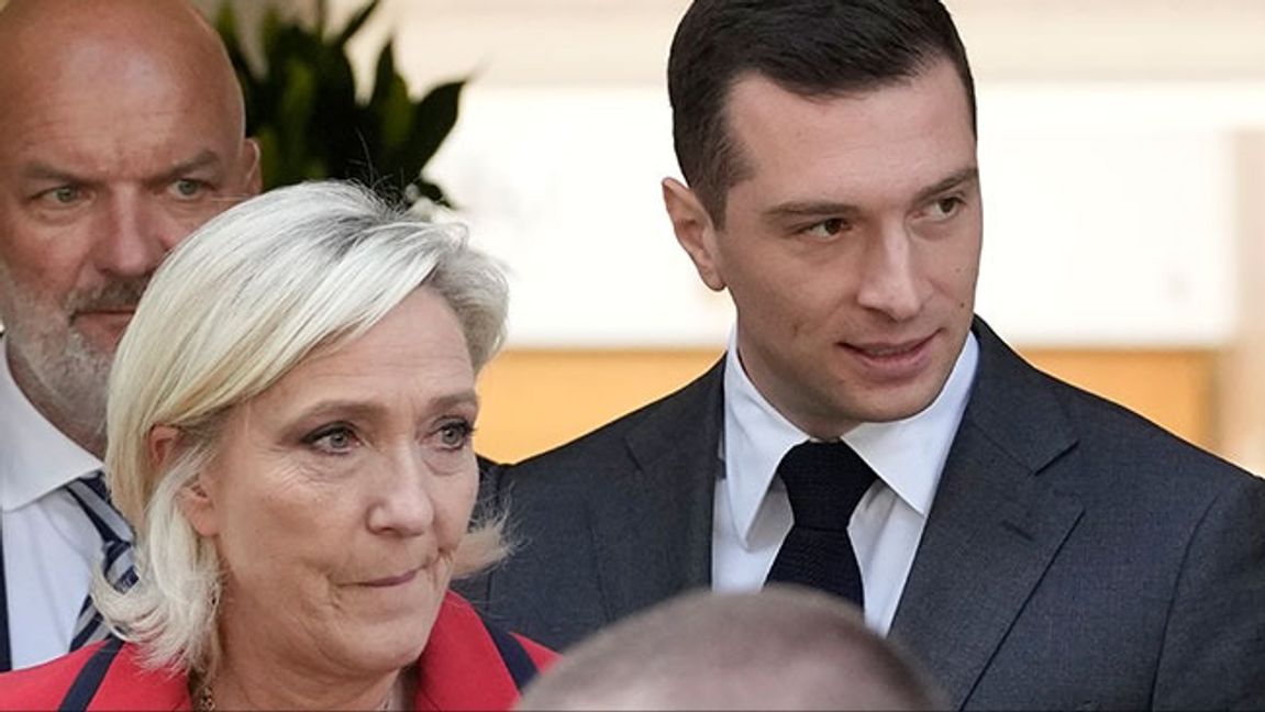  Rassemblement nationals nya partiledare Jordan Bardella och föregångaren Marine Le Pen. Bild: AP Photo/Christophe Ena