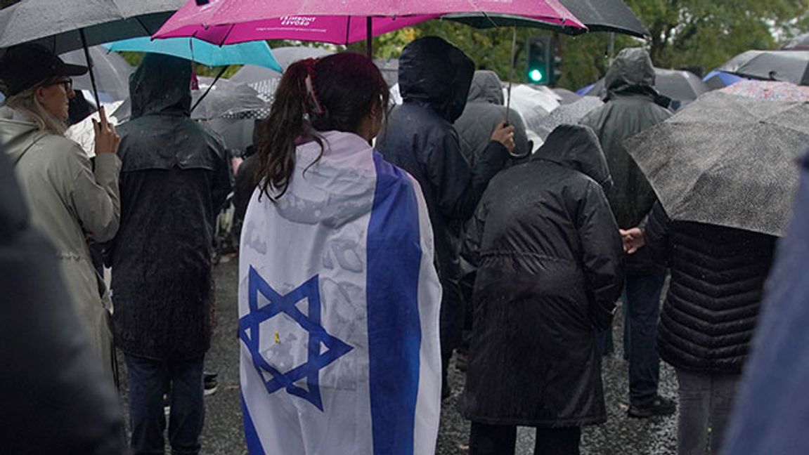 Kvinna iförd den israeliska flaggan under en högtidsstund för offren för en terrorattack mot en synagoga i Manchester i oktober. Bild: AP Photo/Ian Hodgson