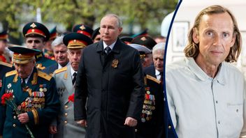 Vladimir Putin deltar i kransnedläggningsceremonin vid Den okände soldatens grav. Foto: Anton Novoderezhkin, Sputnik/AP/TT