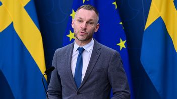 Civilminister Erik Slottner (KD) mottog utredningen från Ulf Bengtsson i februari, som föreslår att sju myndigheter och två kommittéer ska infogas i andra myndigheter. Foto: Jonas Ekströmer/TT